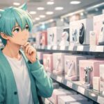 家電店の美顔器コーナーで立ち止まり、棚に並ぶ美容家電を見比べながら考える若い男性。初めての美顔器選びに迷う初心者の視点を表した構図。 A young man standing in front of a beauty device shelf in an electronics store, thoughtfully comparing facial devices, expressing the hesitation of a beginner choosing skincare tools.