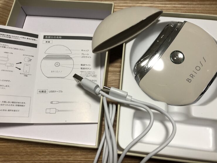 BRiOSS（ブリオス）チャームリフト開封、本体、ケーブル、取扱説明書、USBはタイプC、はじめは満充電ではない
